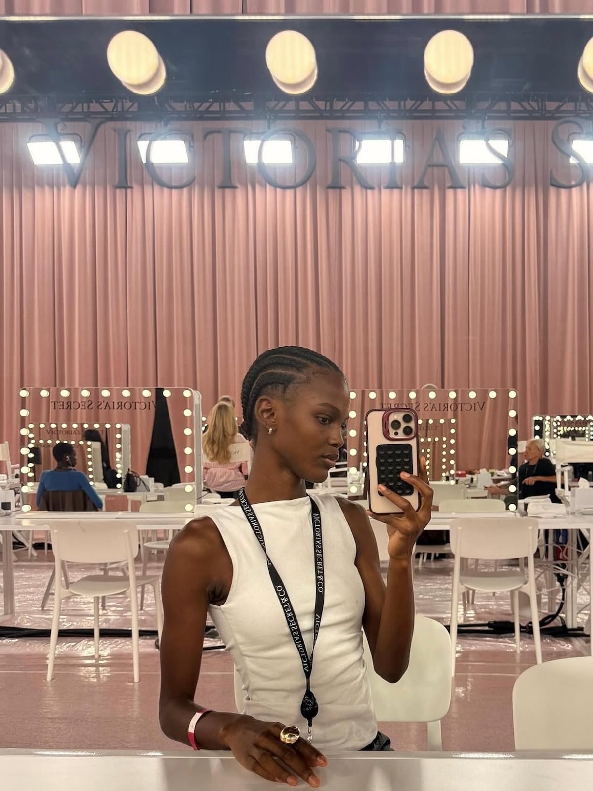 De hacer trenzas en su comunidad a la pasarela de Victoria’s Secret: Valentina Castro, la primera modelo colombiana en desfilar en el ‘fashion show’