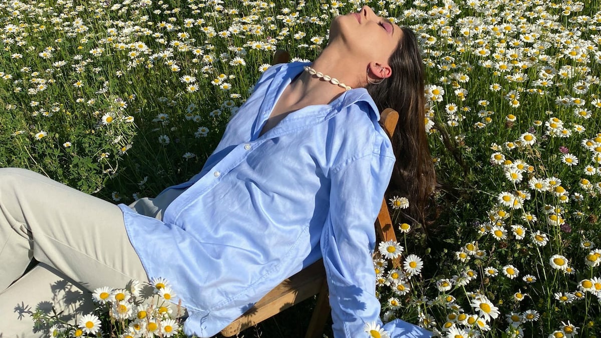 La camisa azul, de uniforme a icono
