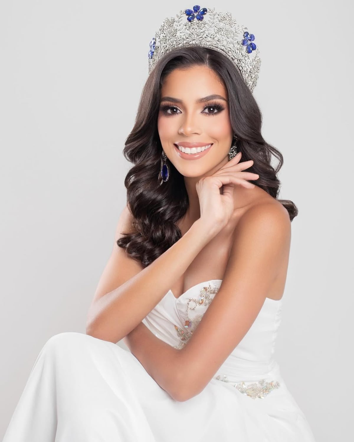 Miss Mundo Panamá 2025 sorprende con su inglés fluido en una presentación en el certamen en India