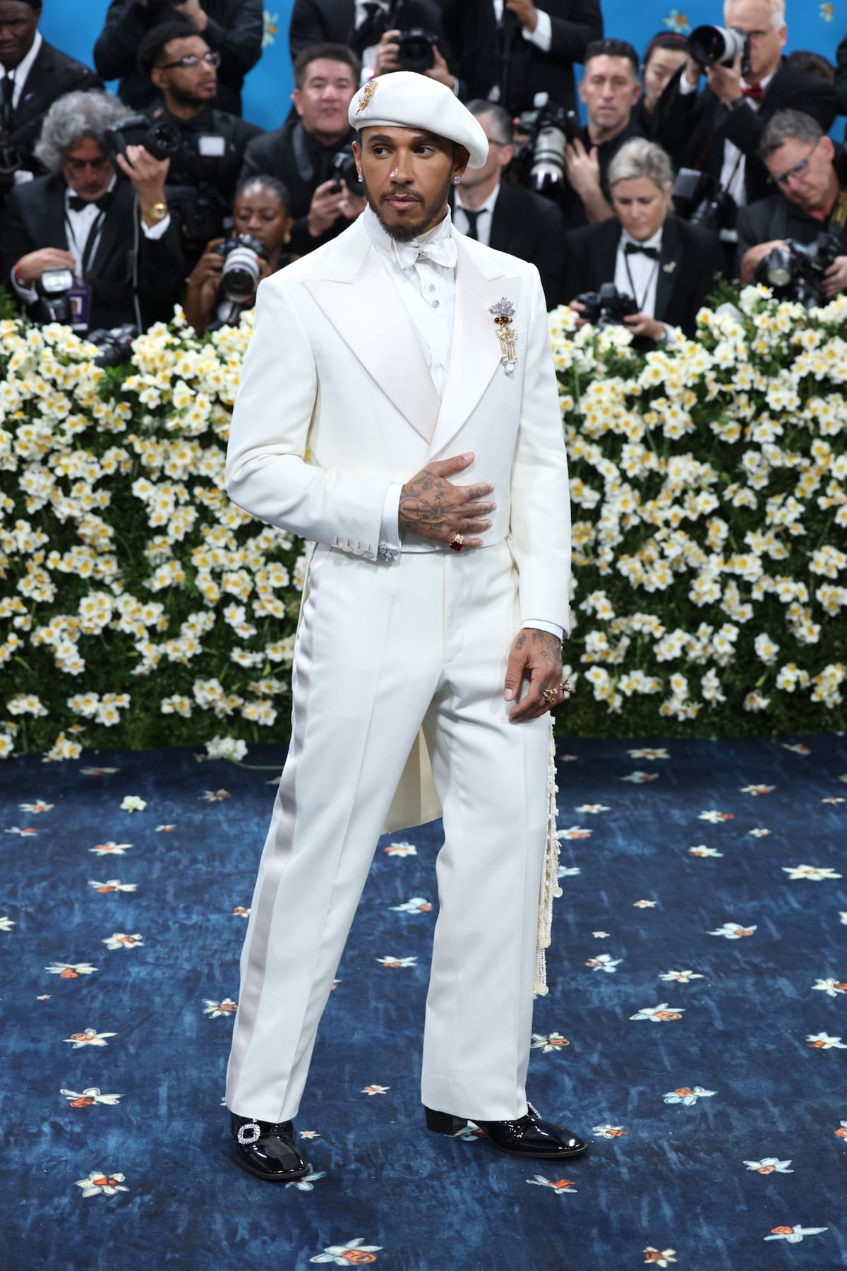 Con boina y de ivory, Lewis Hamilton llega a la Met Gala