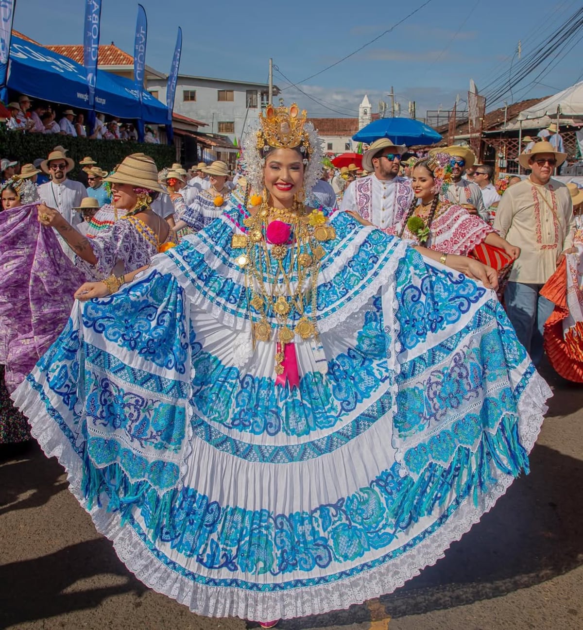 Atheyna Bylon, Lía Victoria Borrero, Miroslava Morales, y demás personalidades panameñas en el Desfile de las Mil Polleras 2025