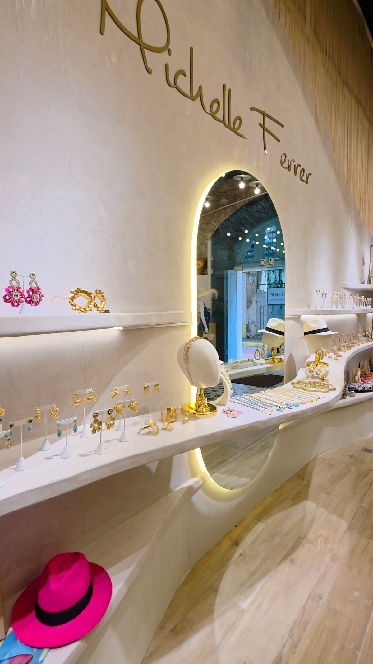 Joyería panameña con nudos quirúrgicos: Un recorrido por la boutique de Michelle Ferrer en Casco Antiguo