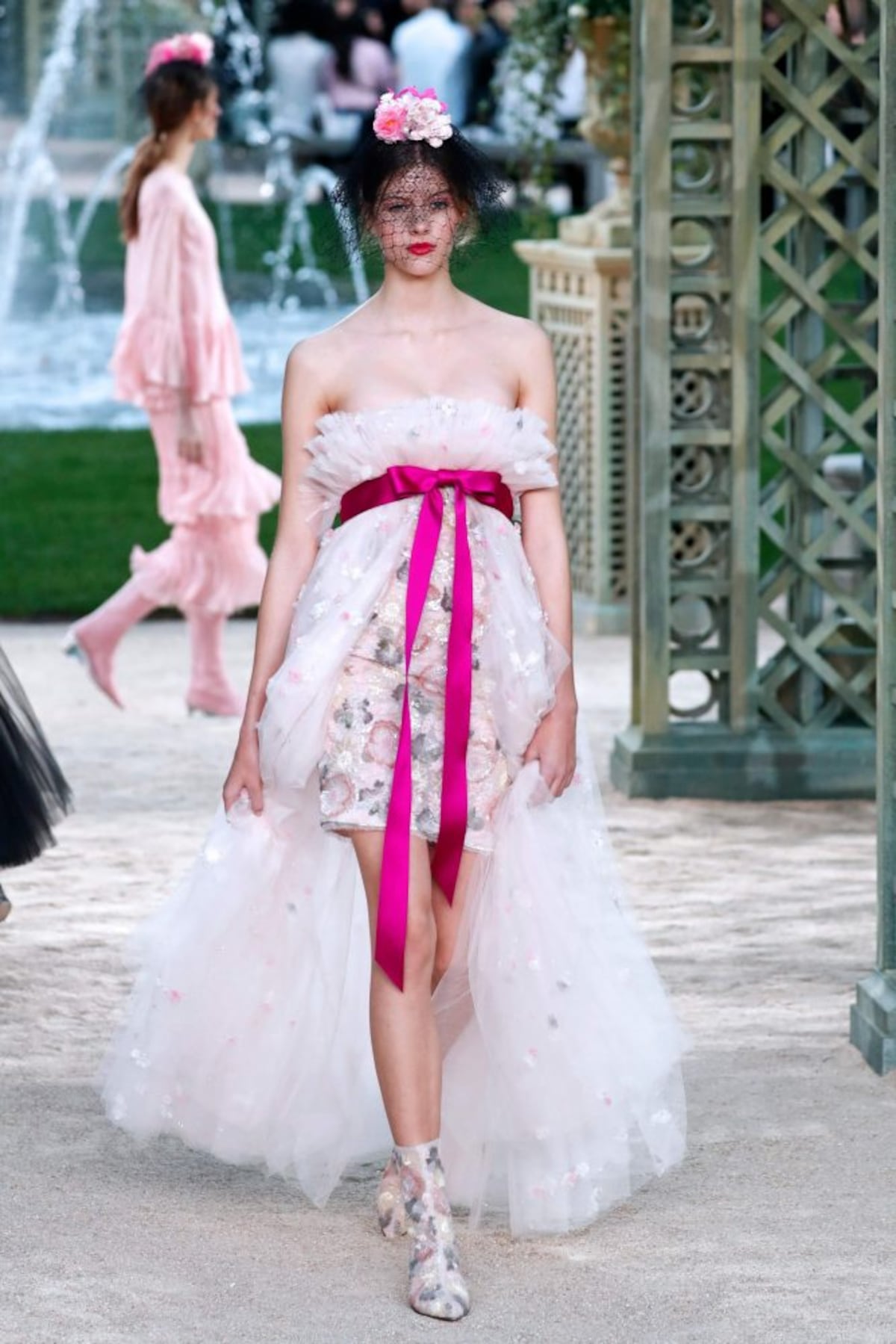 Brillo y rosas en el desfile Primavera Verano de Chanel en París