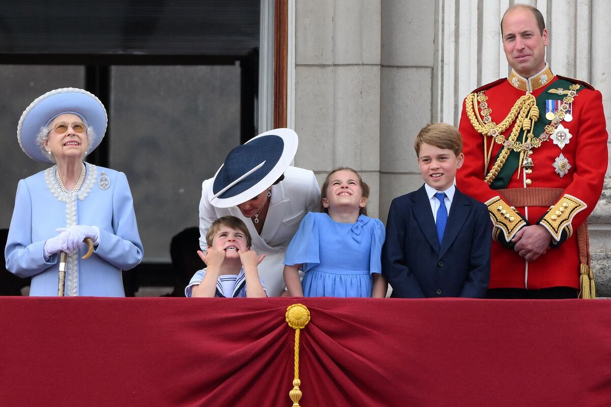 Los gestos del príncipe Louis se viralizan en las fiestas de Jubileo de Platino de su bisabuela, la reina