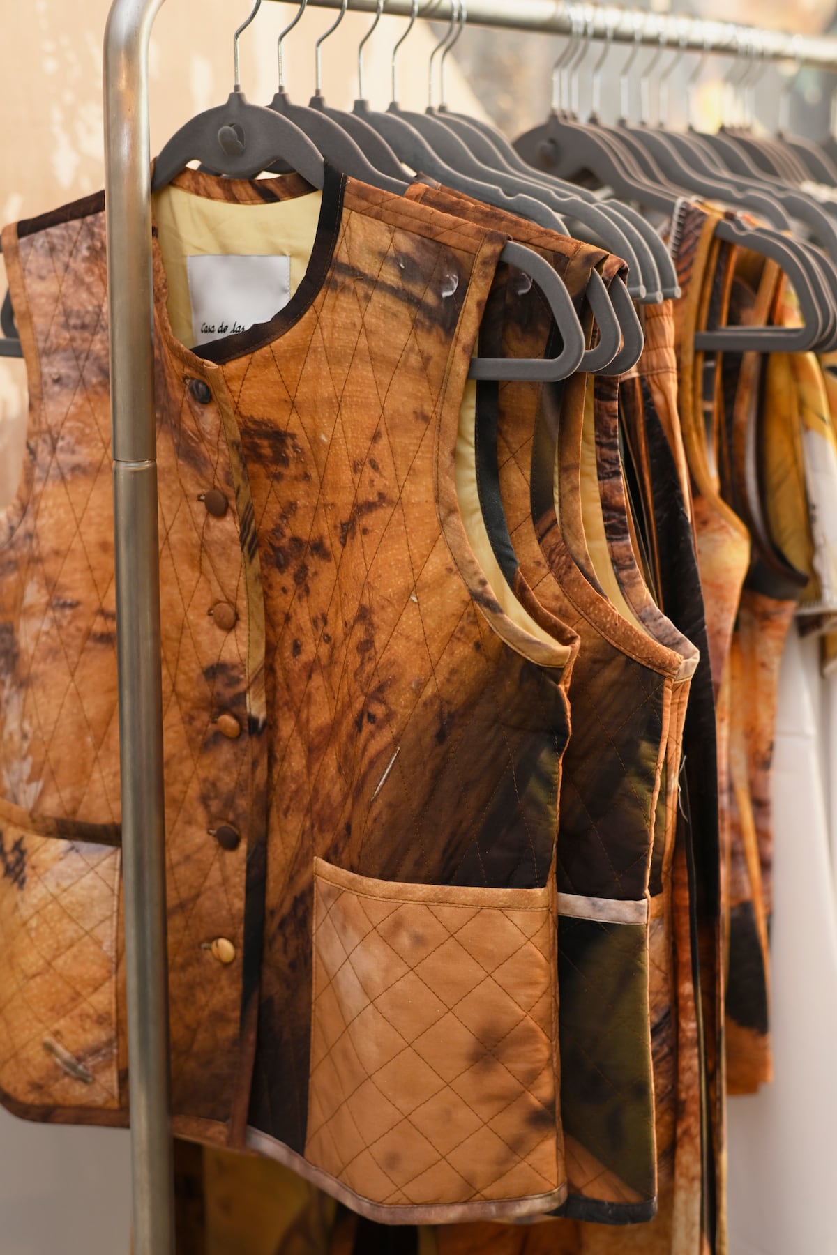 “Mira dónde vas”, la nueva colección de la marca panameña Curio y Casa de las Casas con prendas estampadas de la arquitectura y cotidianidad de Panamá