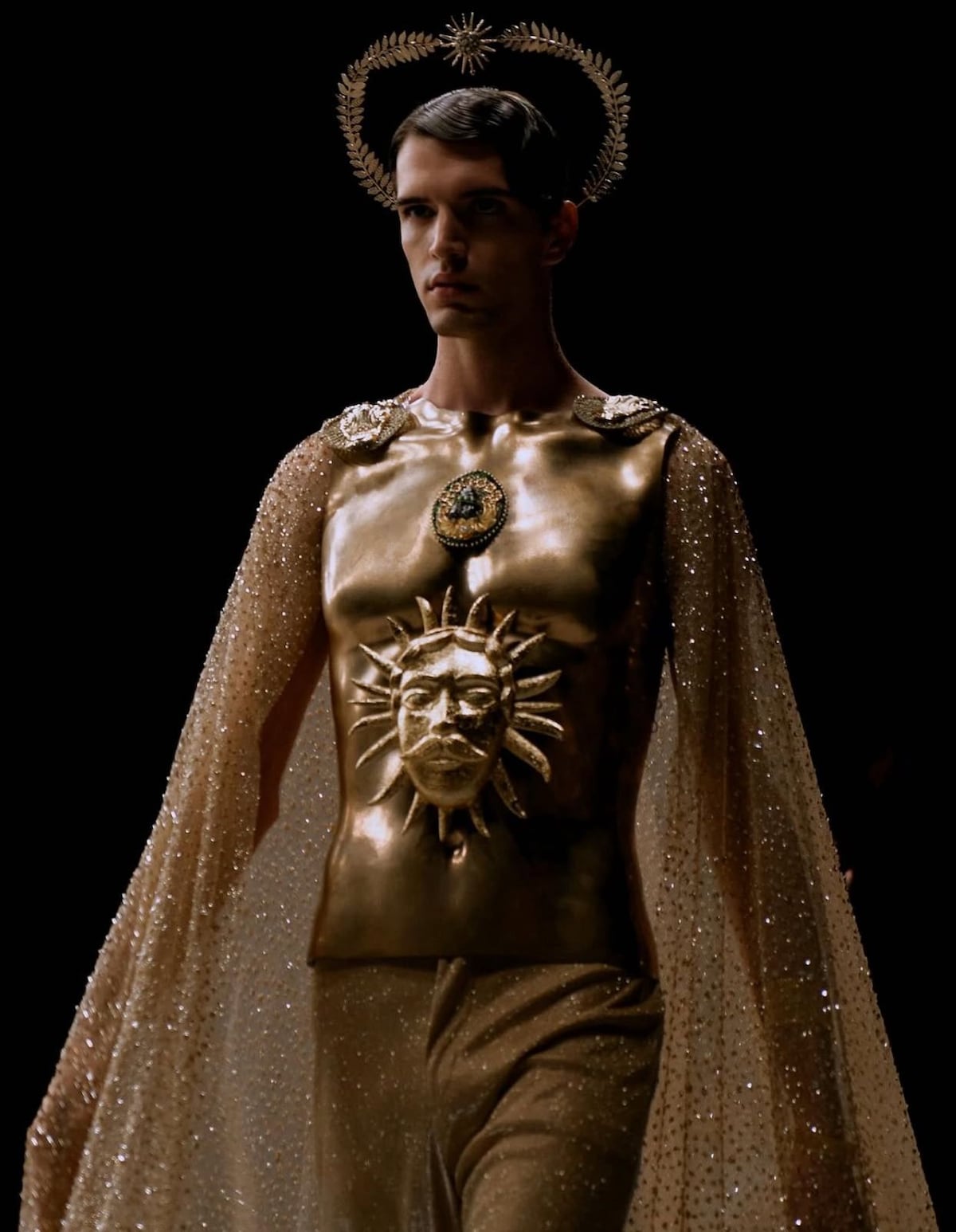 Con un meteorito de cinco mil años en el pecho: así modeló Kevin Fashioned en Dubai Fashion Week