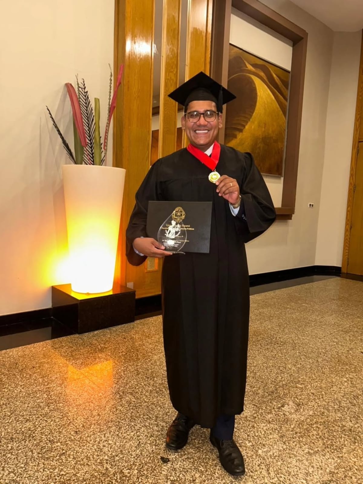 Yomatsy Hazlewood, Miss Panamá 2014 y su pareja, el periodista Félix Chávez, se gradúan con honores de la Facultad de Derecho de la Universidad de Panamá