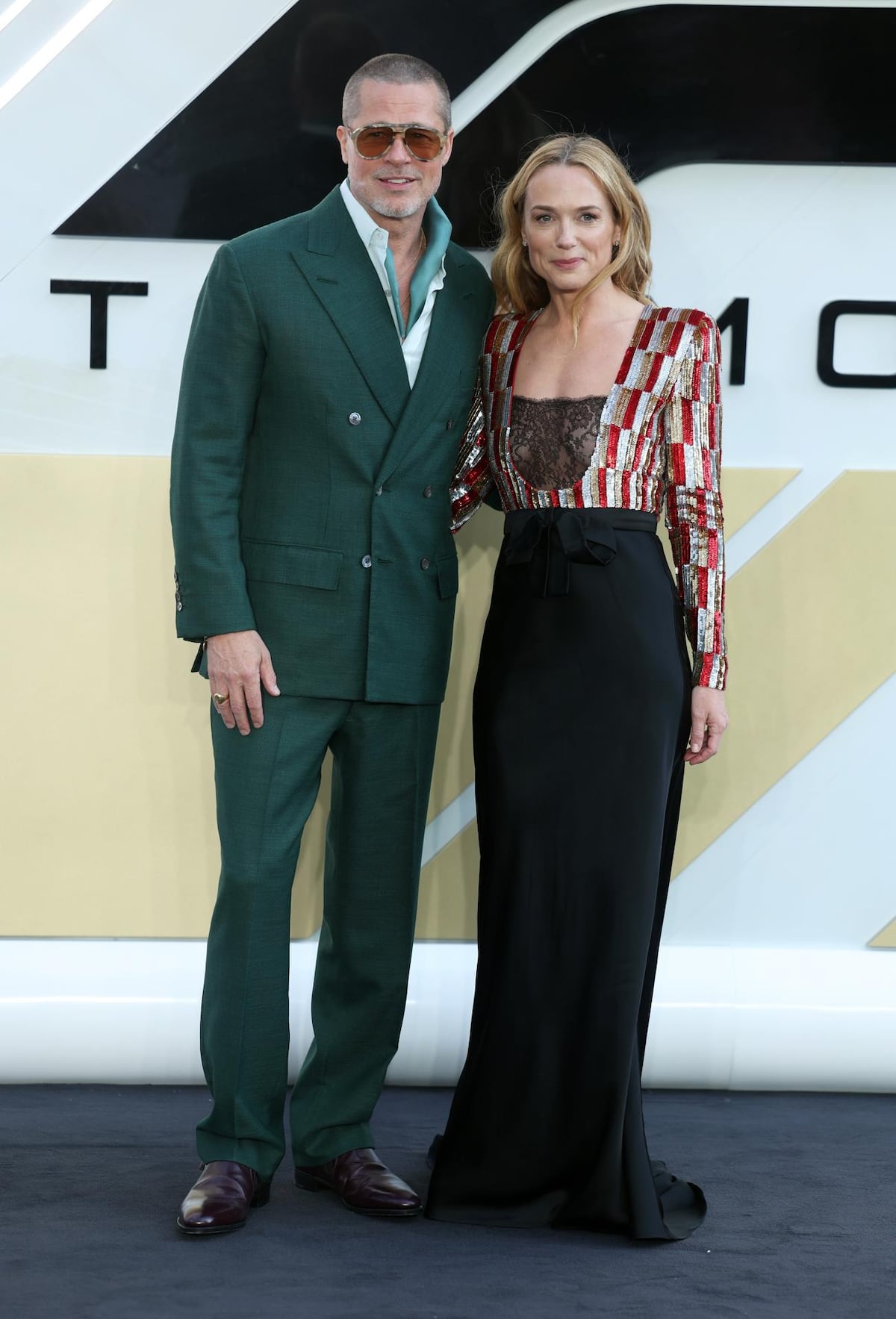 Traje verde y gafas doradas: el look de Brad Pitt en la premiere de F1