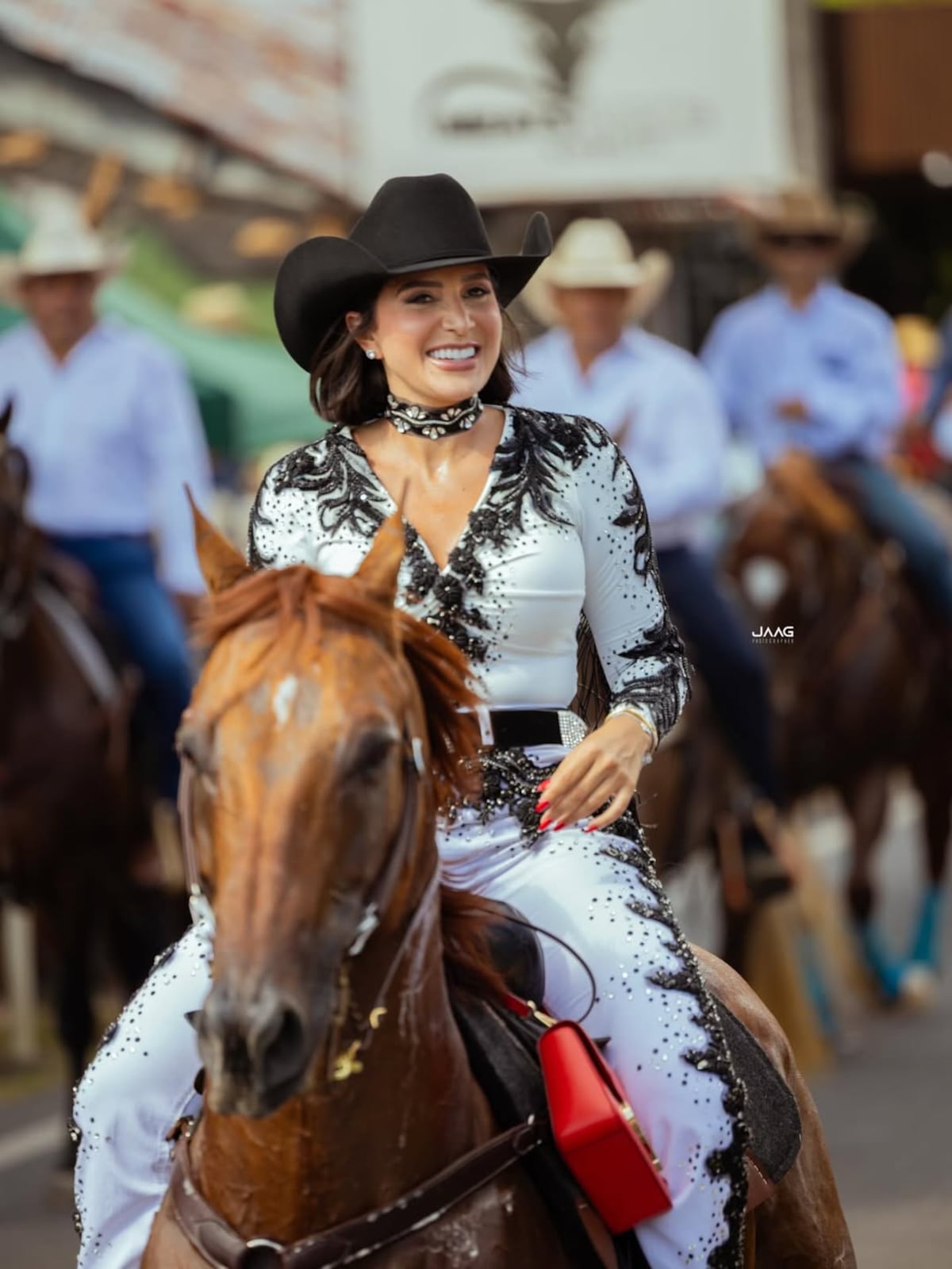 Katleen Levy, ex diputada panameña, y su atuendo trabajado en 10 horas para la cabalgata de San José en David, Chiriquí