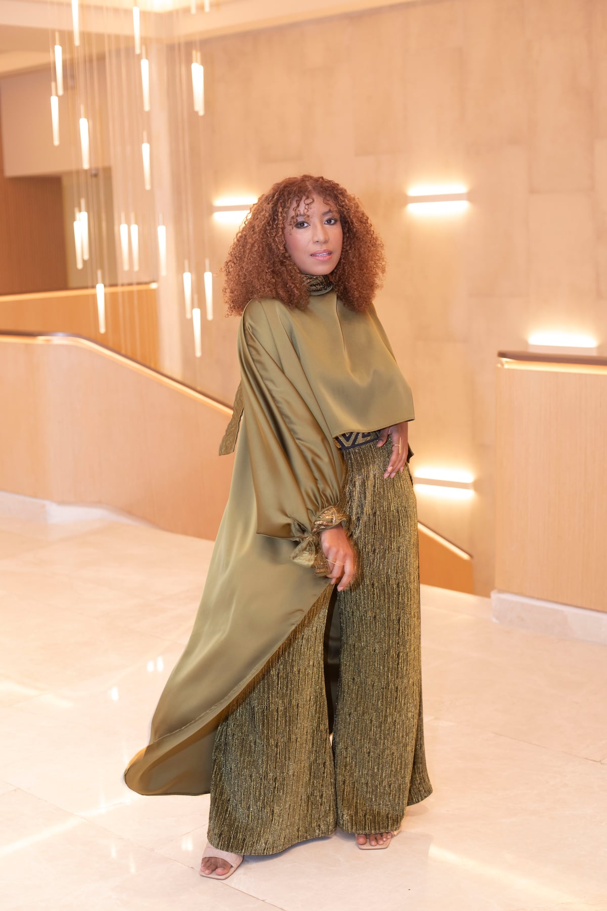 Moda nativa panameña, por Jochebec Design, en las presentadoras del Foro Mujer 2026