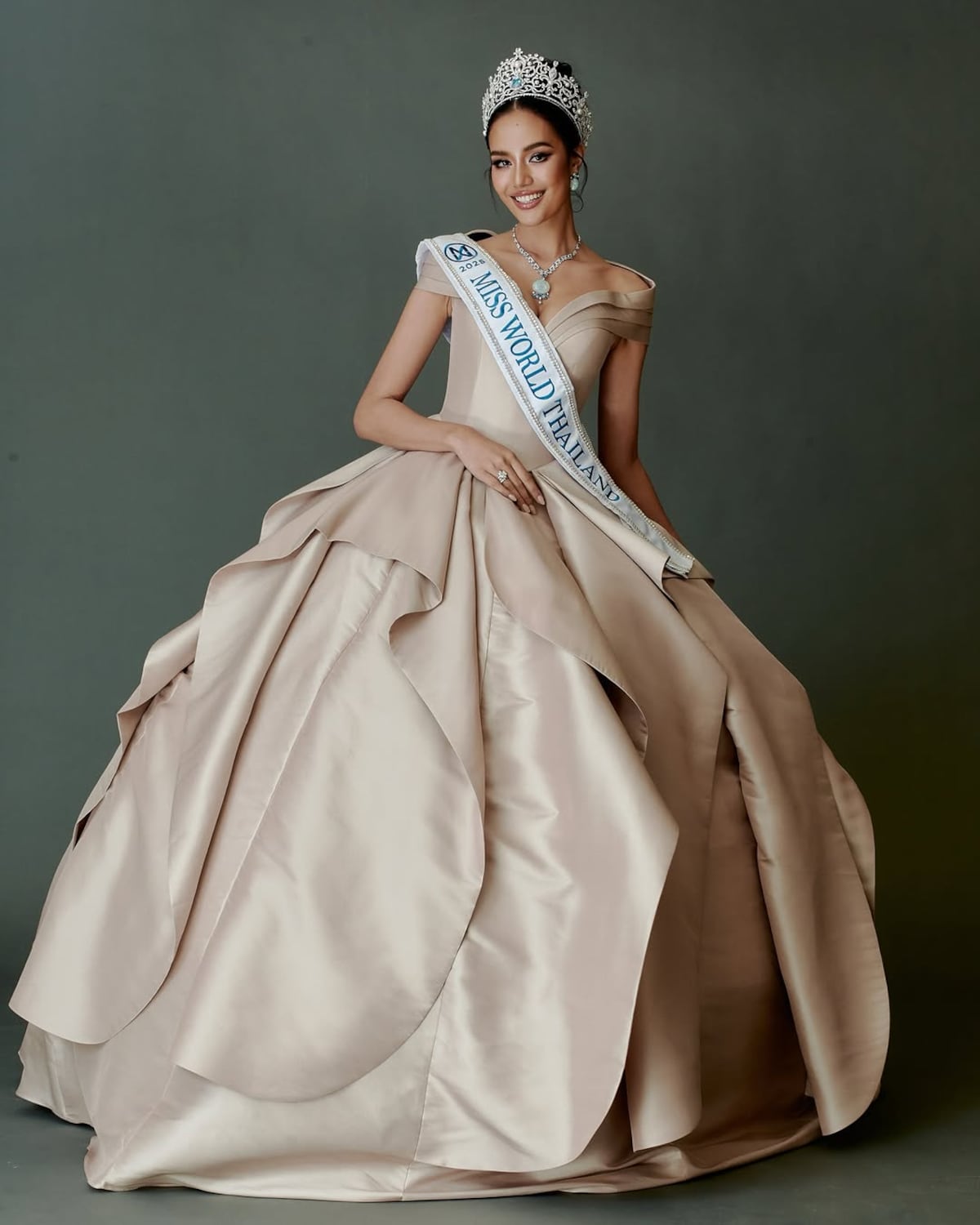 Miss Universo retira el título de tercera finalista a Opal Suchata por incumplir su contrato