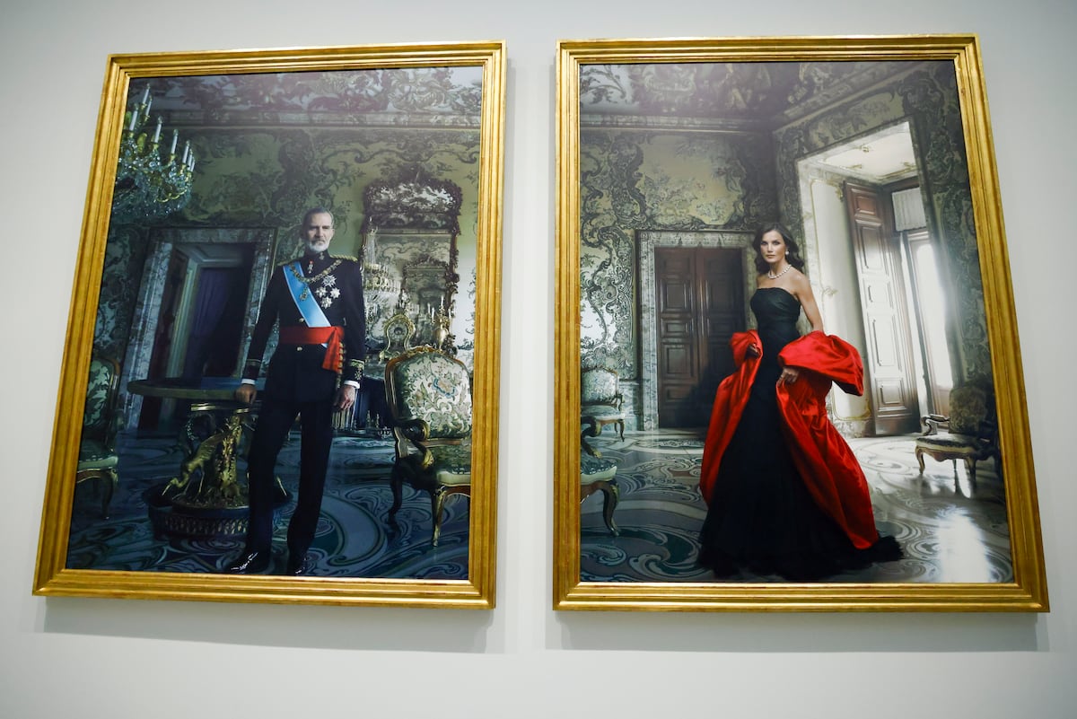 La reina Letizia (vestida de Balenciaga) y el rey Felipe VI en unos nuevos retratos por la fotógrafa Annie Leibovitz