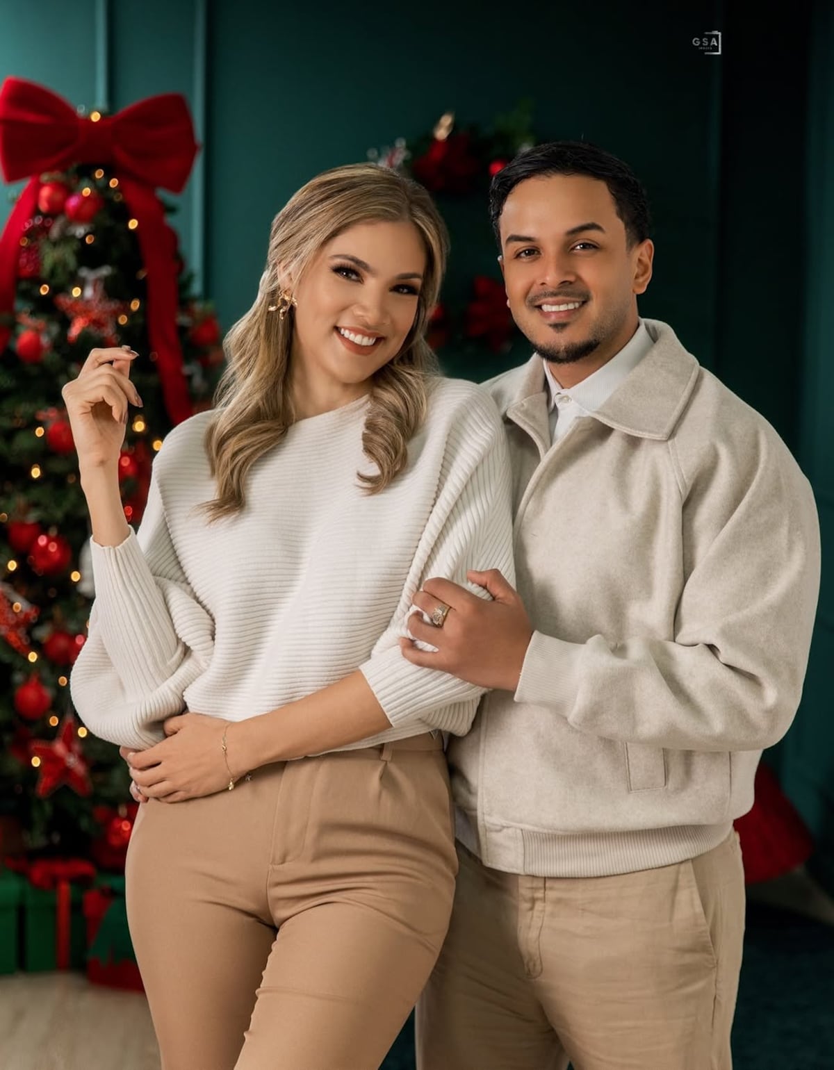 Entre besos y sonrisas: La sesión de fotos navideñas del ex ‘Esto es Guerra’ Kevin Fernández y Señorita Panamá 2010, Anyoli Ábrego