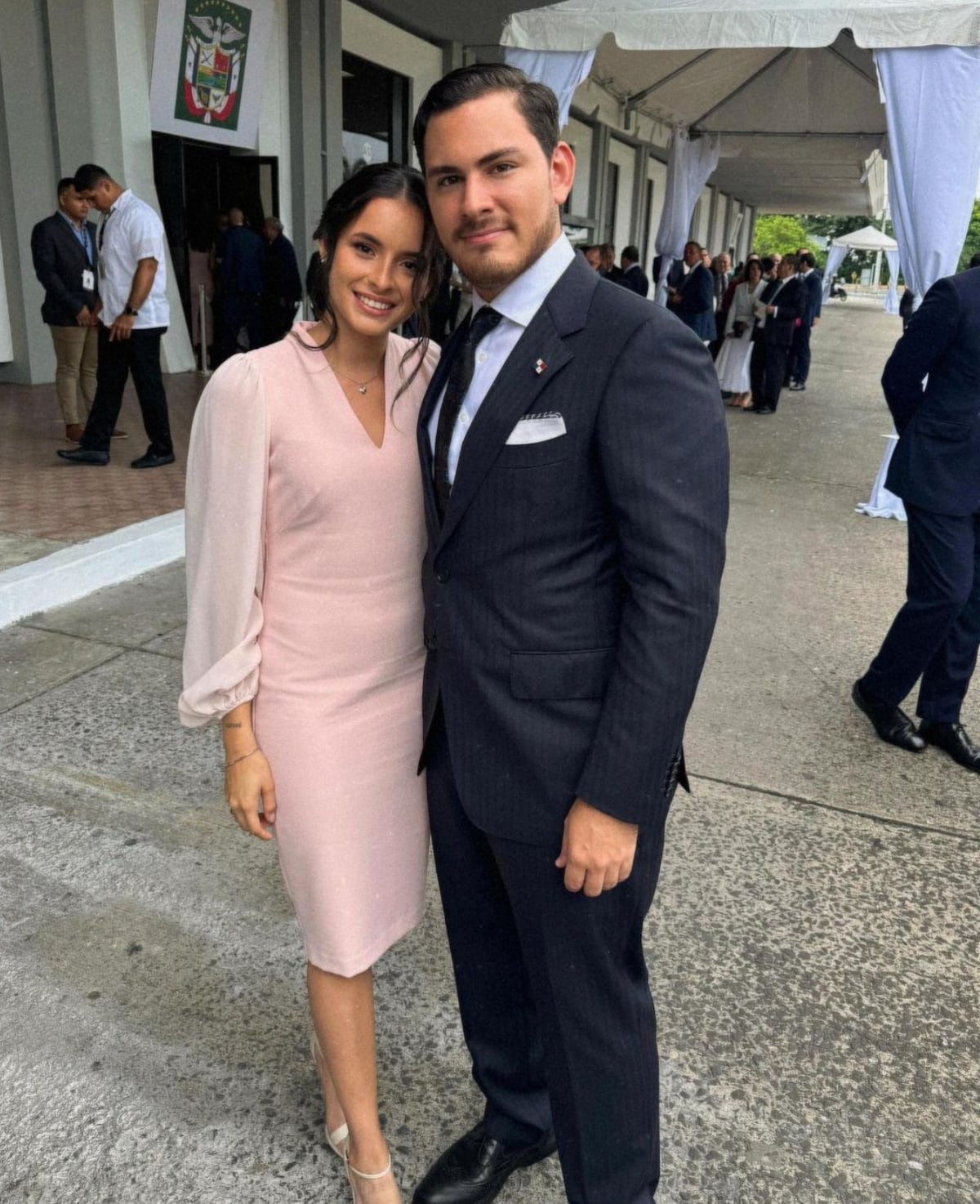 Juan Diego Vásquez celebra 15 meses de noviazgo con Carolina Della Sera