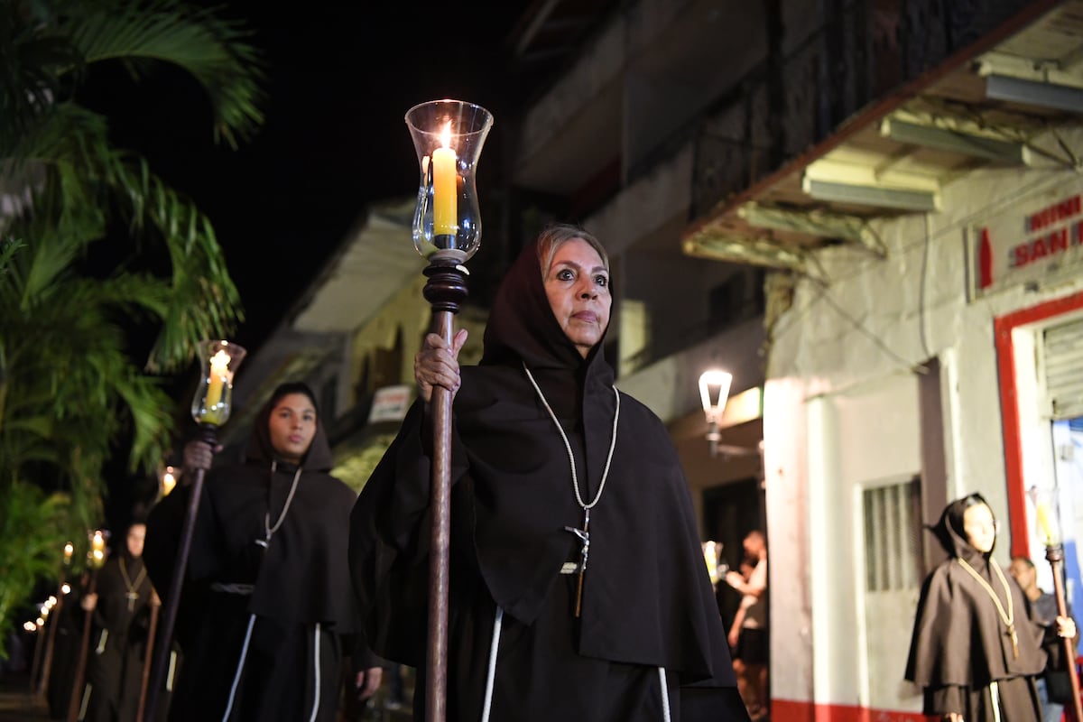 (Galería) Procesión de la Hermandad del Cristo Pobre en el Casco Antiguo