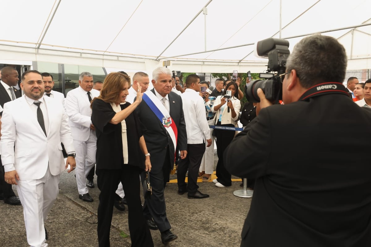 La primera dama Maricel de Mulino lleva conjunto en blanco y negro para la instalación de la Asamblea Nacional