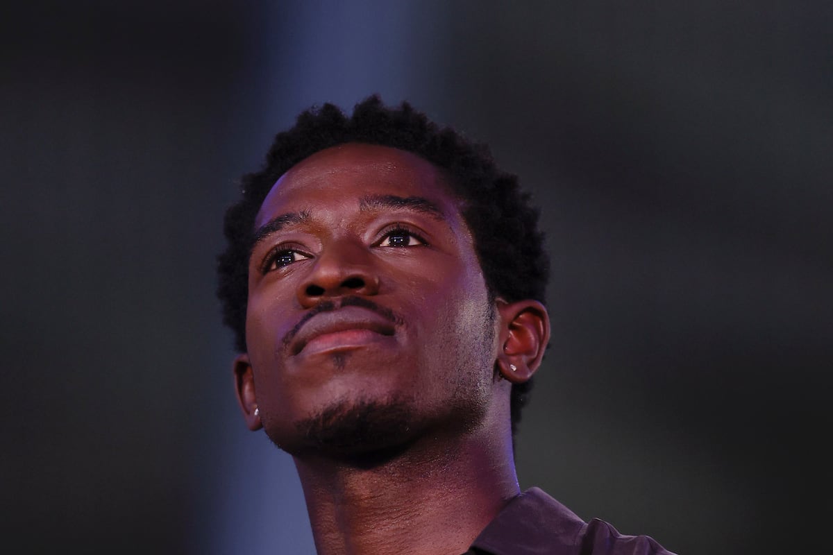 Rapado y vestido de lila, las fotos de Brad Pitt en México para presentar la película ‘F1′