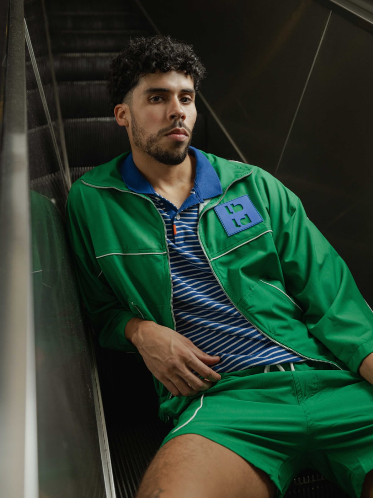 Él es Bernie Martínez, el hermano modelo (de 1.90 de estatura) de Bad Bunny