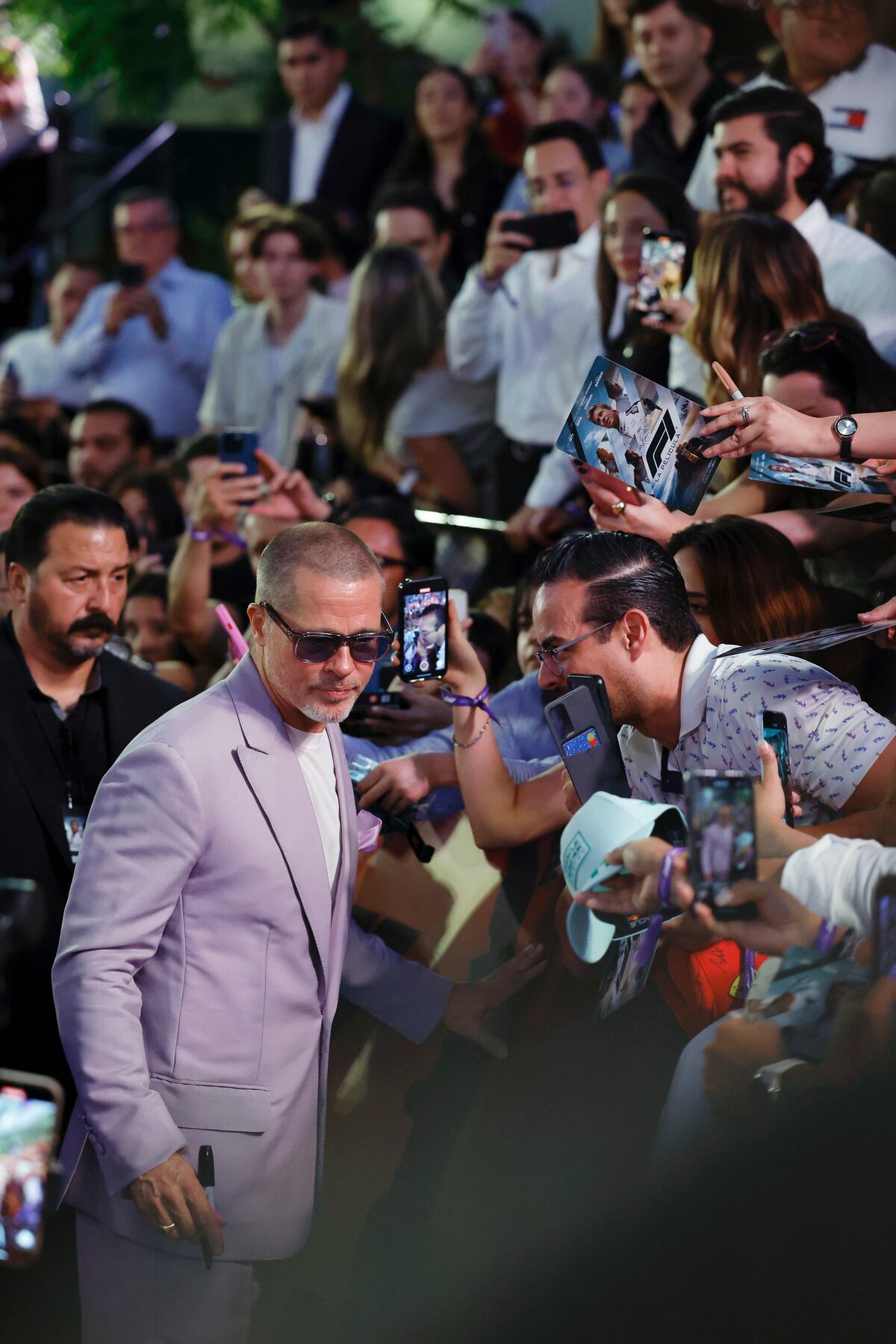 Rapado y vestido de lila, las fotos de Brad Pitt en México para presentar la película ‘F1′