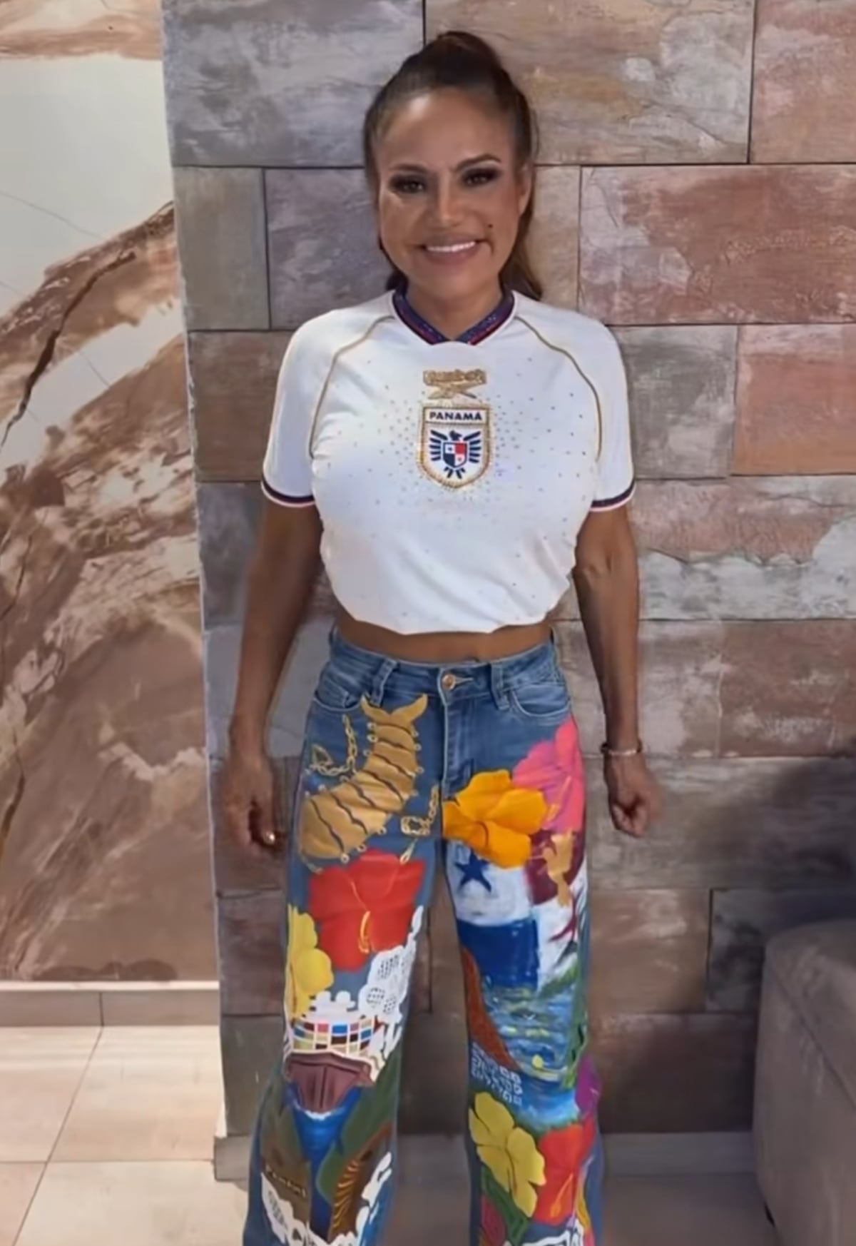Sandra Sandoval luce camiseta personalizada por su hija Kamila para partido de Panamá ante República Dominicana