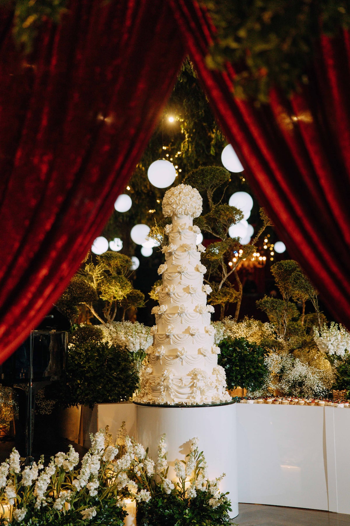 Un pastel decorado con 66 rosas y tres vestidos de novia: la boda de Dayana y Gio 