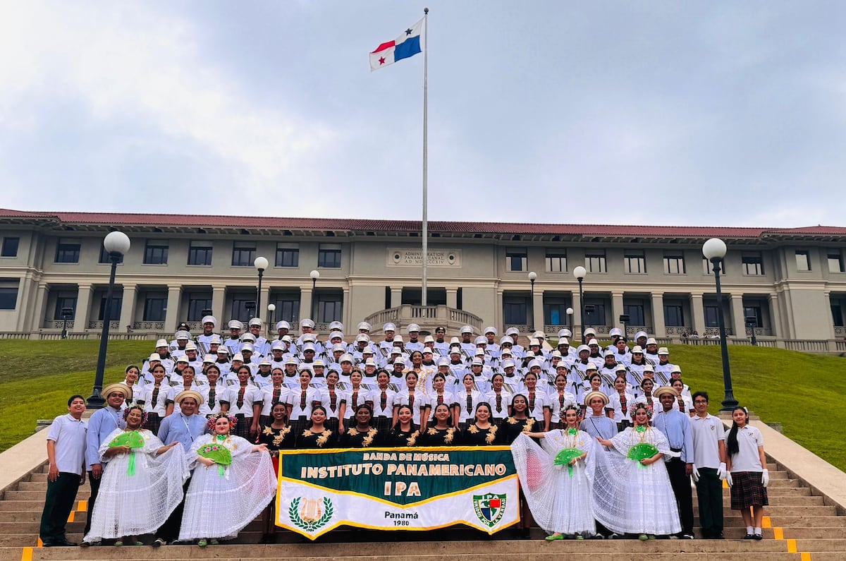 La banda de música del IPA desfiló en The Hollywood Christmas Parade y en Disneyland Park en LA