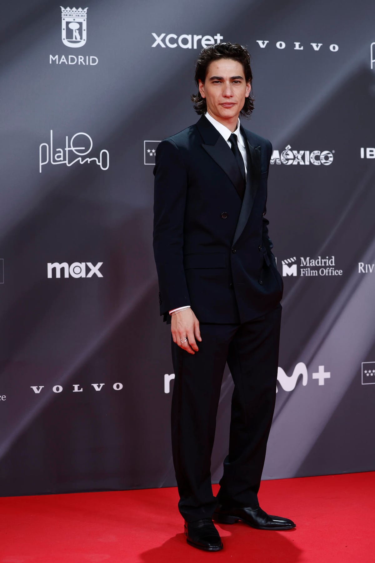 La alfombra roja de los premios Platino con Eva Longoria, Enzo Vogrincic y Aislinn Derbez 