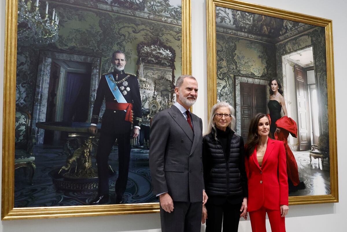 Los reyes de España contemplan sus retratos ante su autora, la fotógrafa Annie Leibovitz
