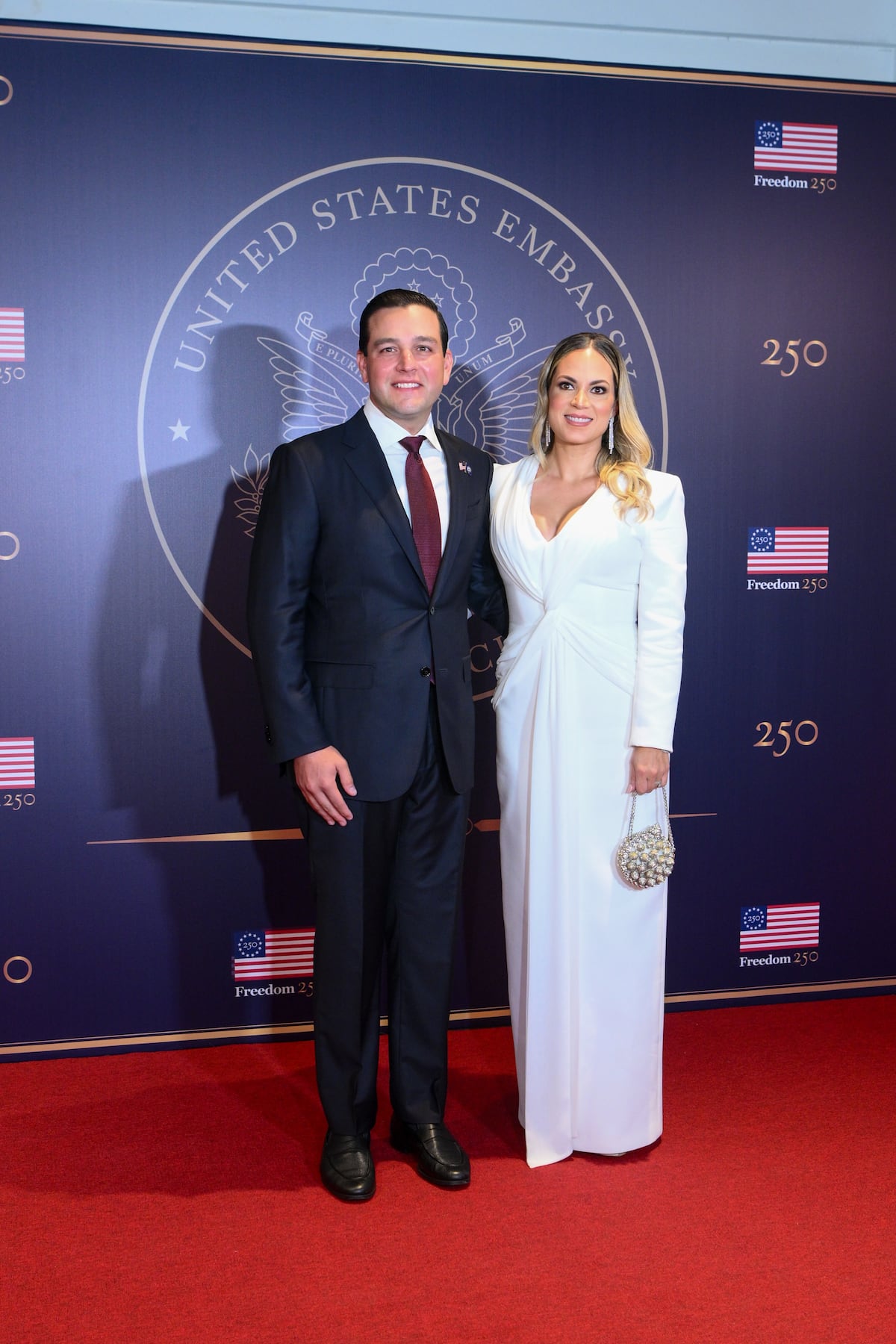 Andrea Altamirano-Duque, esposa del embajador de Estados Unidos en Panamá, y su vestido blanco para la recepción por los 250 años de Estados Unidos