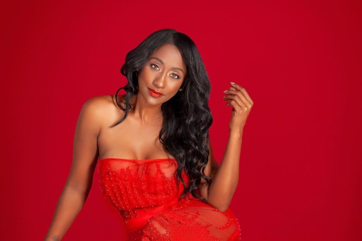 Vestida de rojo y con transparencias, Tania Hyman llega a los 56 años