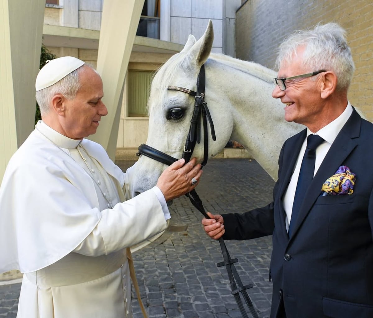 Papa León XIV recibe de regalo un caballo blanco purasangre