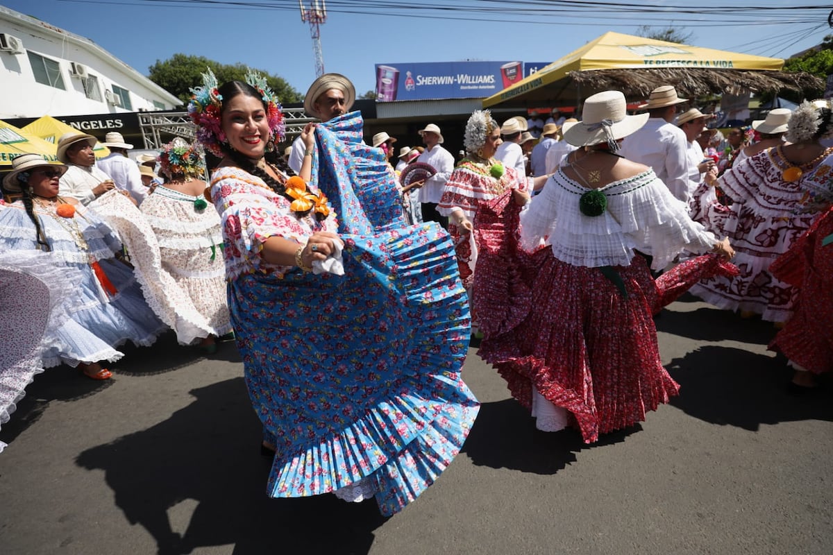 Un año más de tradición en el Desfile de las Mil Polleras