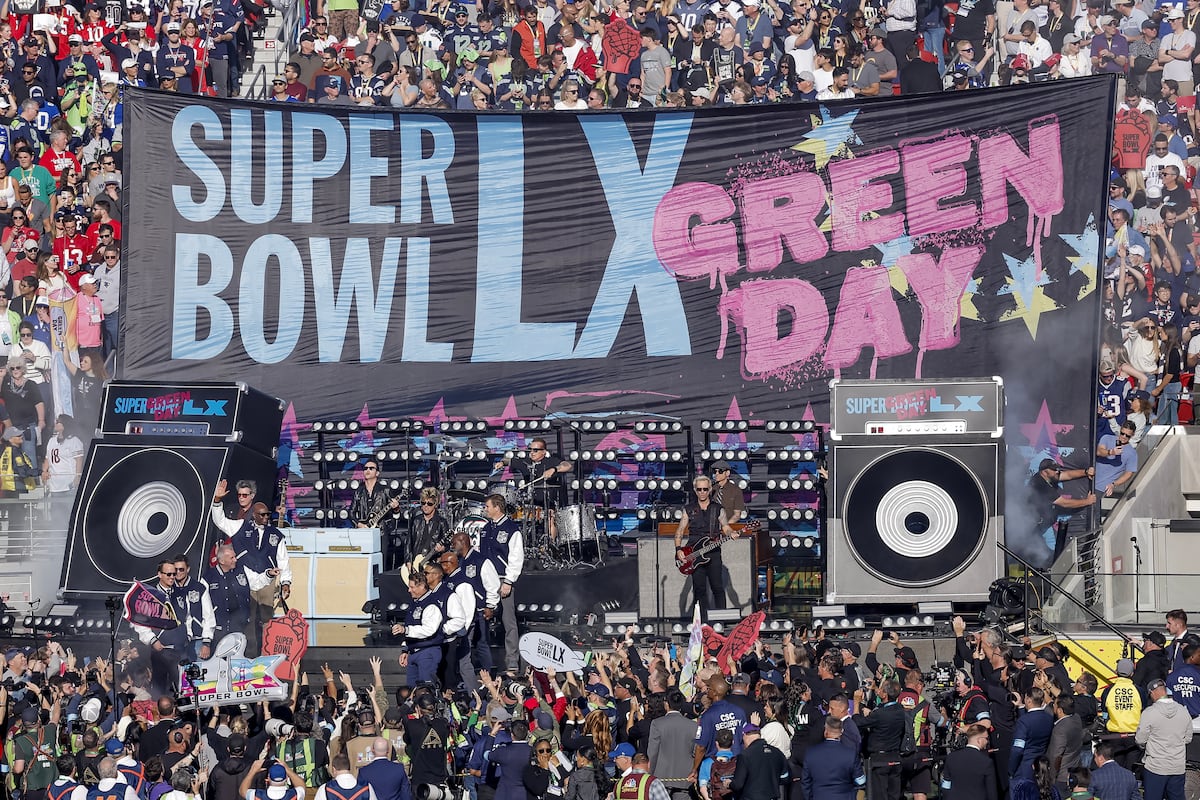 Green Day canta ‘American Idiot’ en el show de apertura del Super Bowl