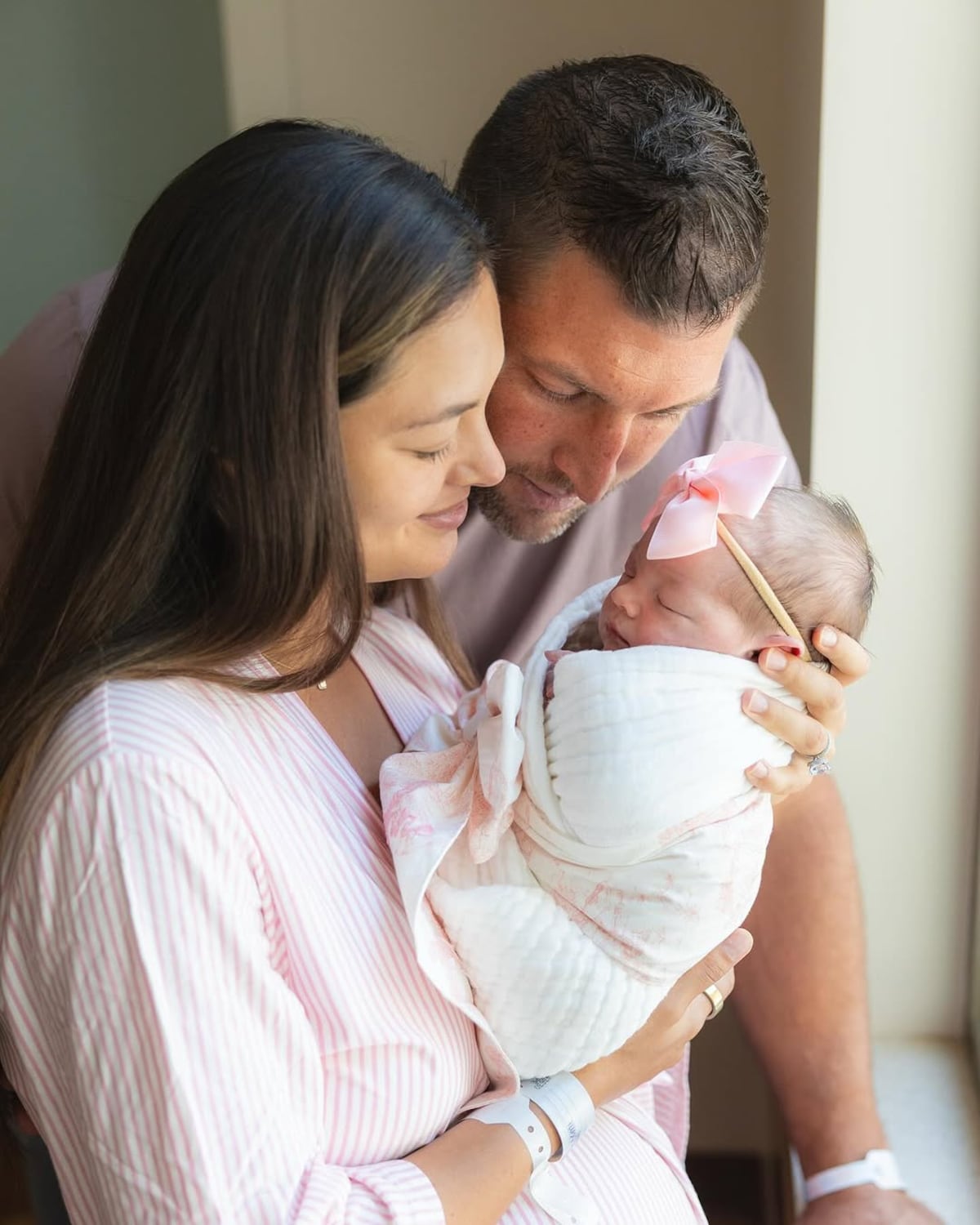 Miss Universo 2017, Demi-Leigh Nel-Peters, celebra la llegada de su hija Daphne Reign Tebow