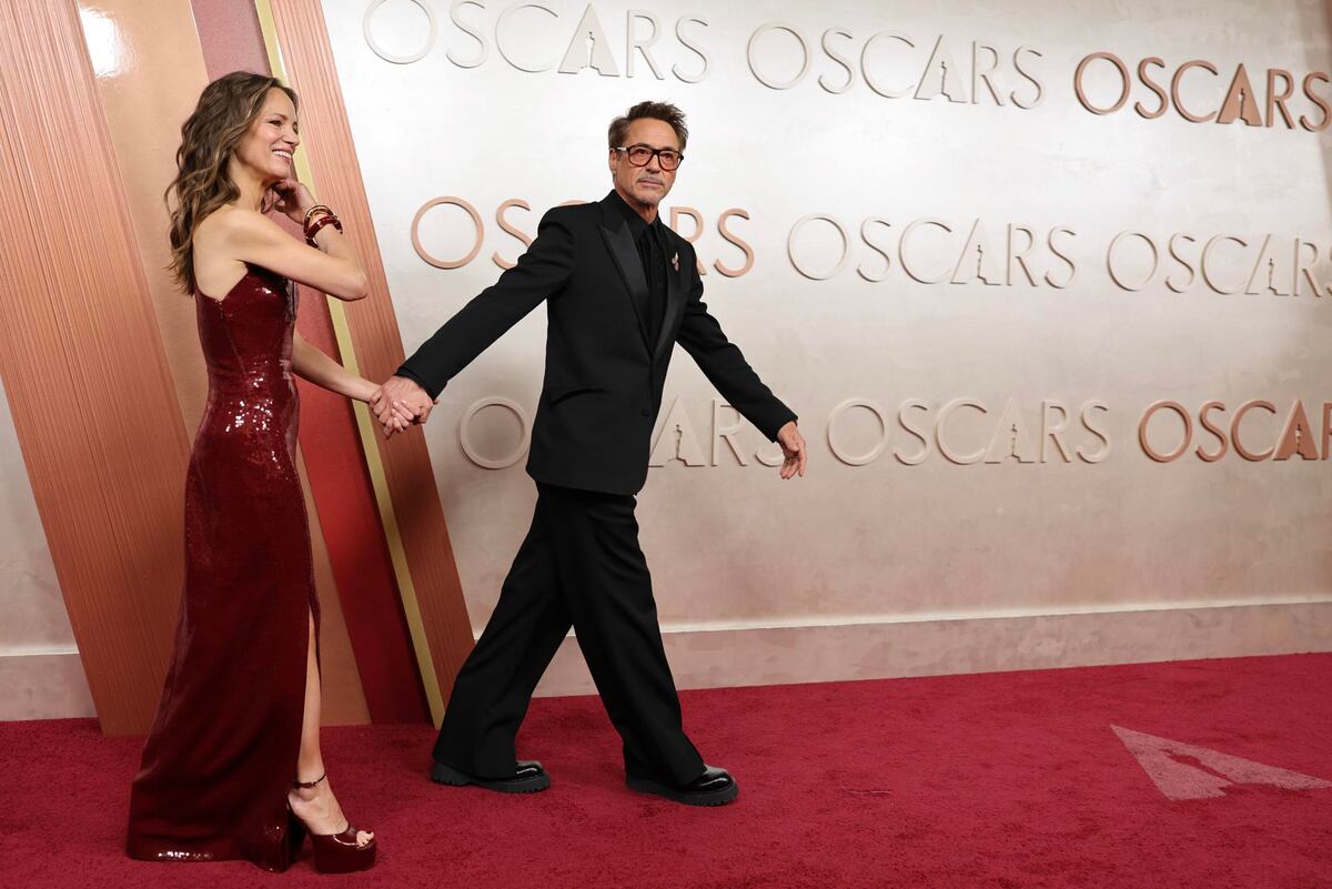 Las 9 parejas más famosas que nos enamoraron en su paso por la alfombra roja de los Óscar