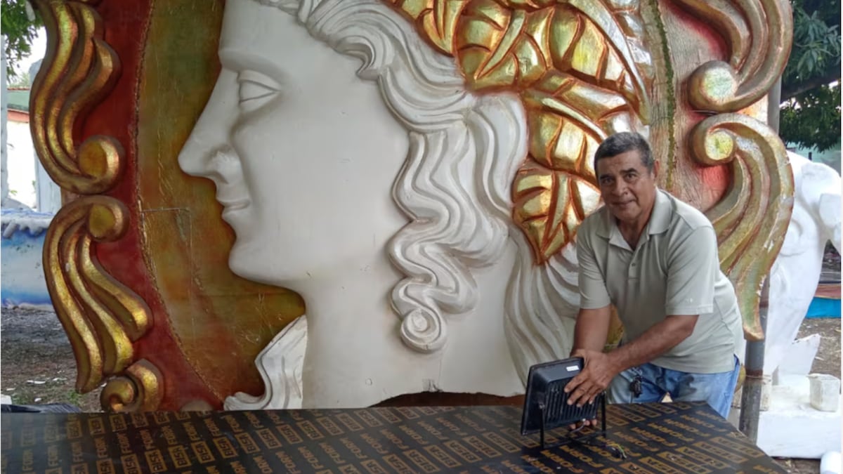 El que ilumina los carros alegóricos de Calle Arriba de Las Tablas