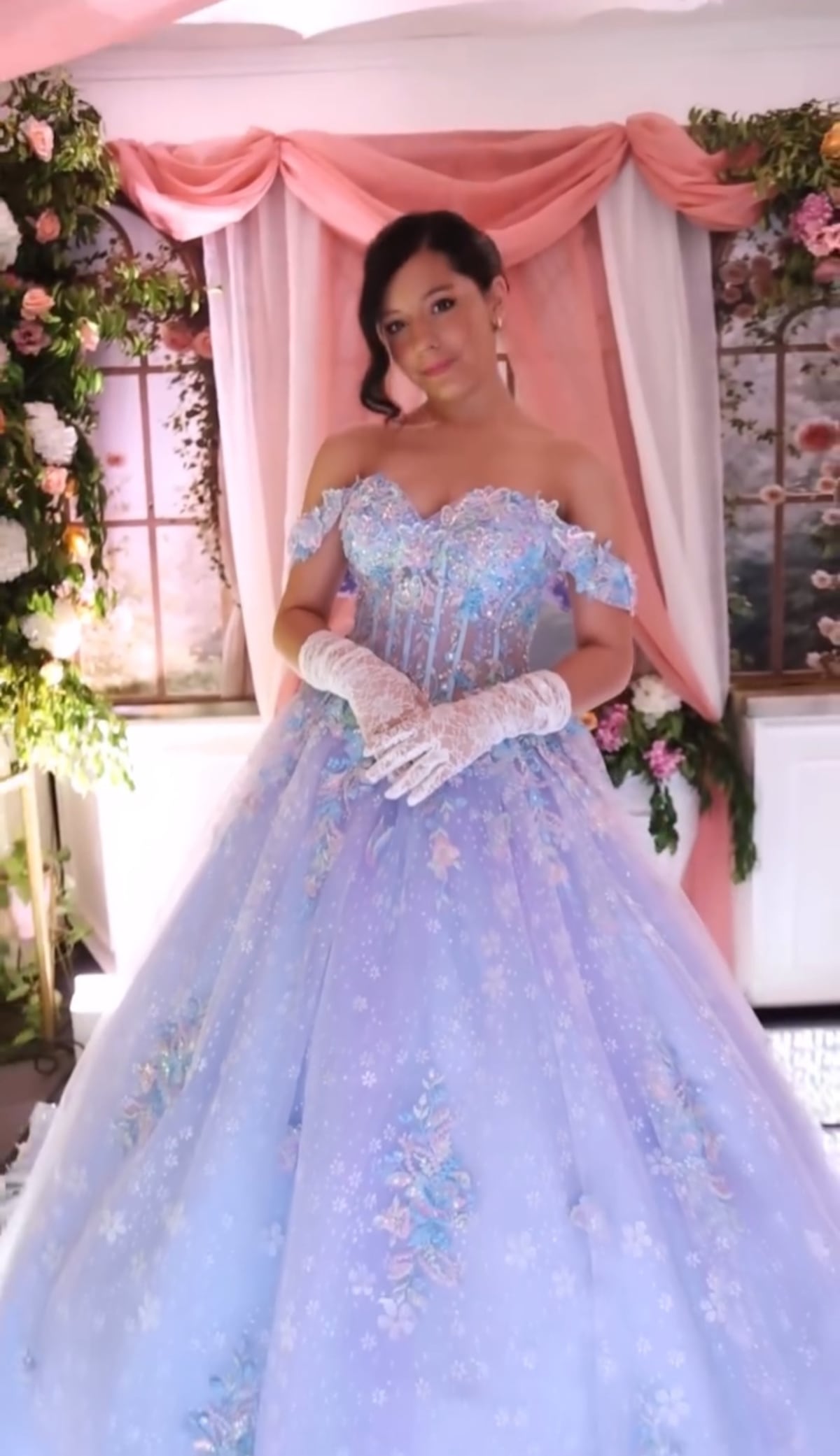 La presentadora de tv, Ingrid De Ycaza, celebra los 15 años de su hija al estilo Bridgerton