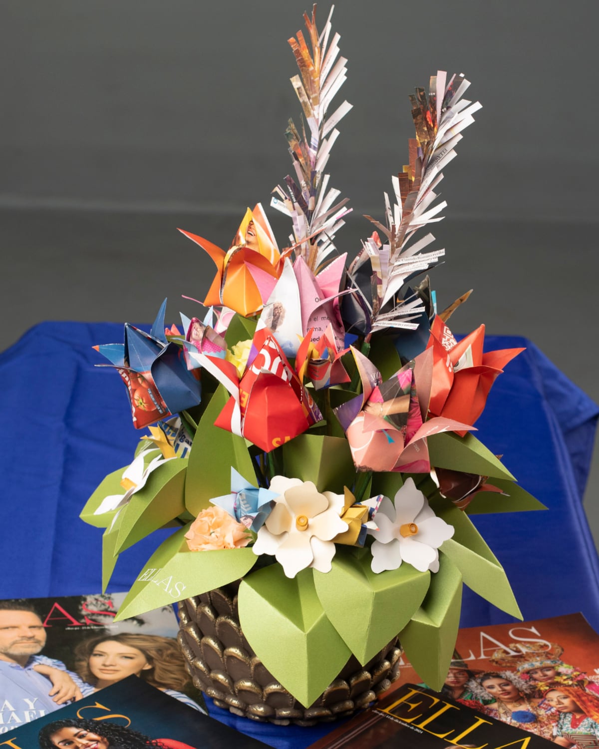 Un ‘bouquet’ de flores de origami hecho con revistas ELLAS