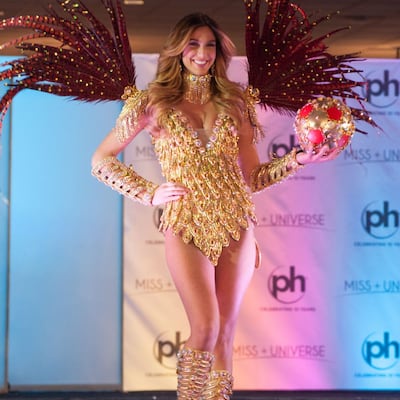 Laura de Sanctis estrenó vestido de fantasía en Miss Universo