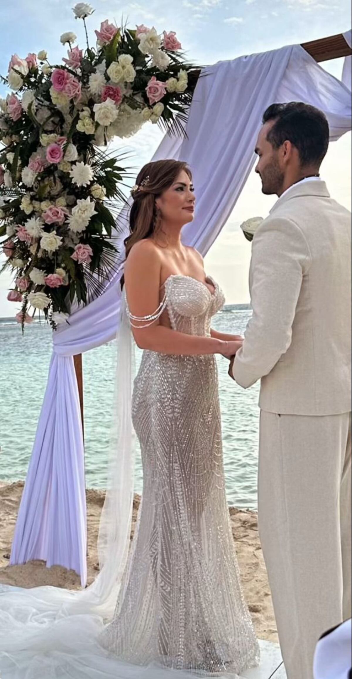 Transparencias y pedrerías: el vestido de novia de Cuqui Pretelt para su boda con Domil Leira en Aruba