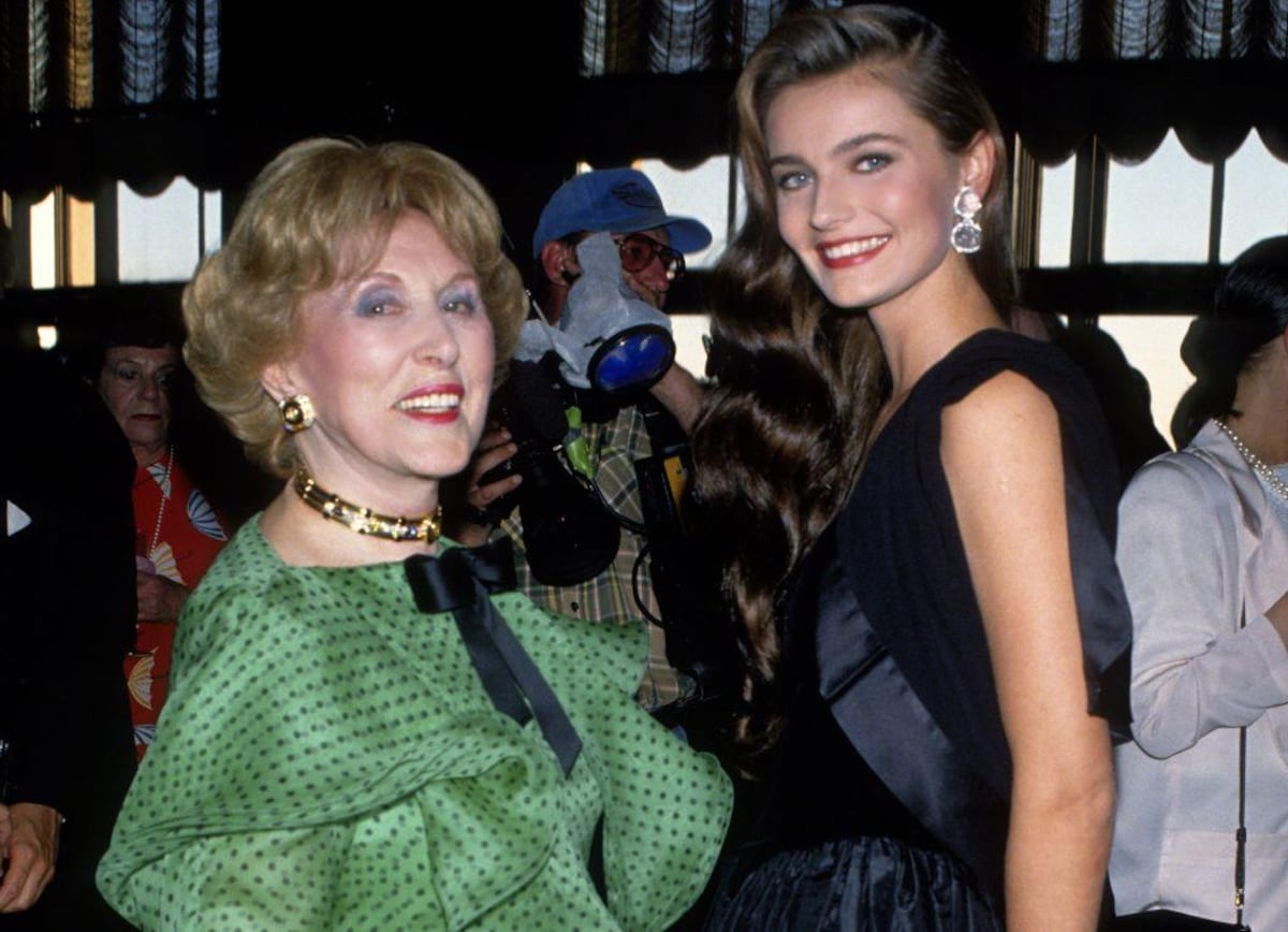 Paulina Porizkova, la supermodelo que de niña fue el rostro de una causa política y ahora sorprende apareciendo sin filtro