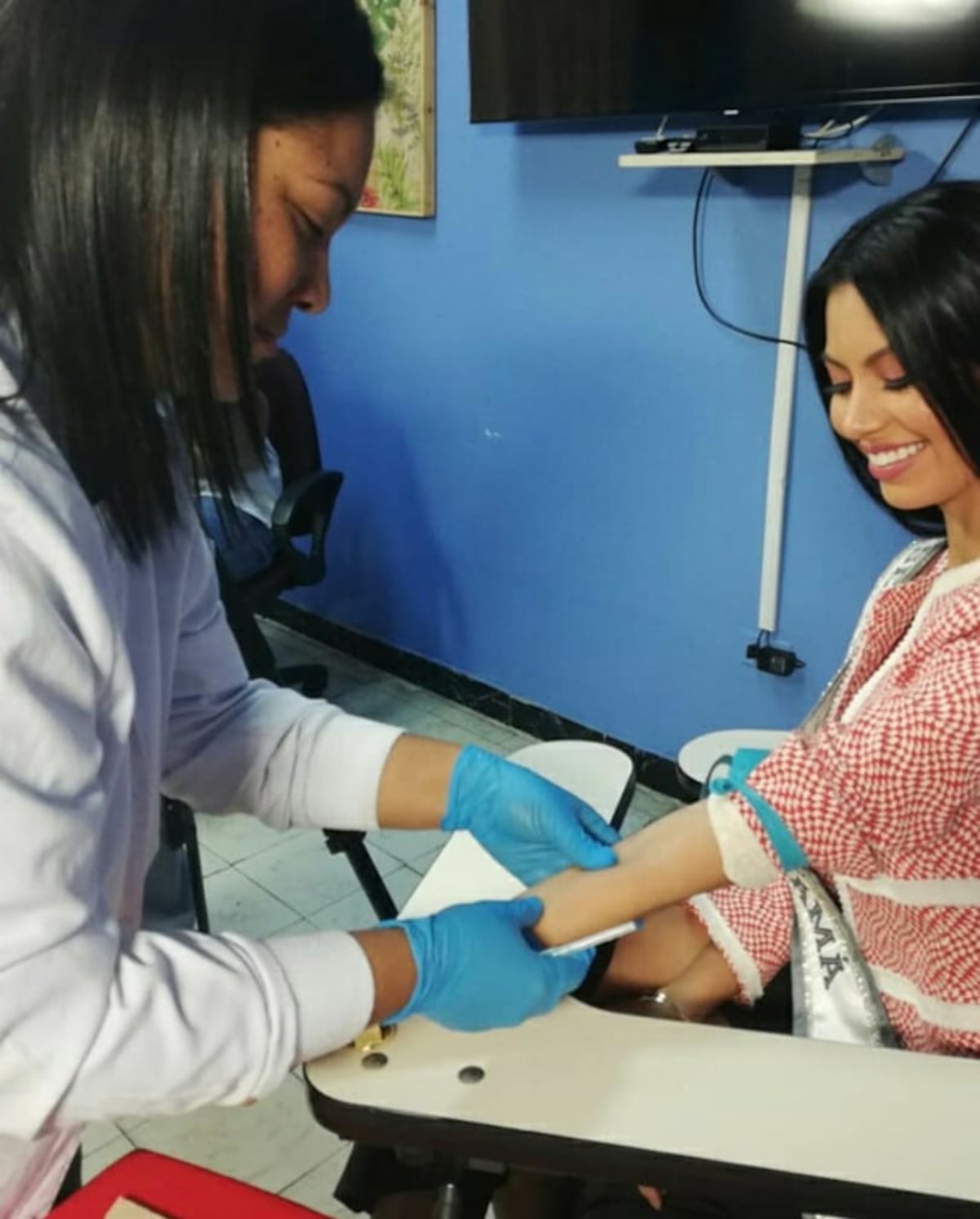 Rosa Montezuma regresa a su comarca para hablar de VIH y entregar su corona