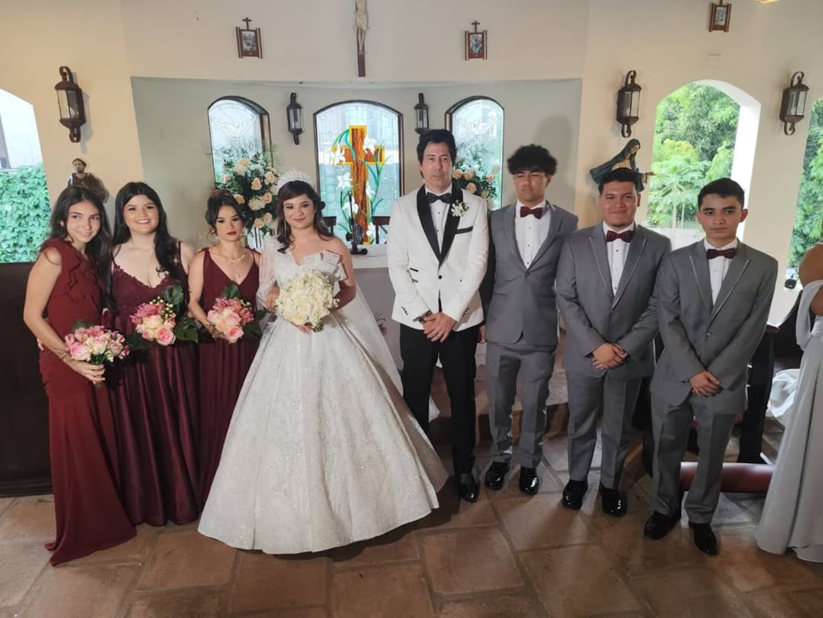 El cantante Emilio Regueira, de Los Rabanes, se casó por la iglesia en su tierra Chitré