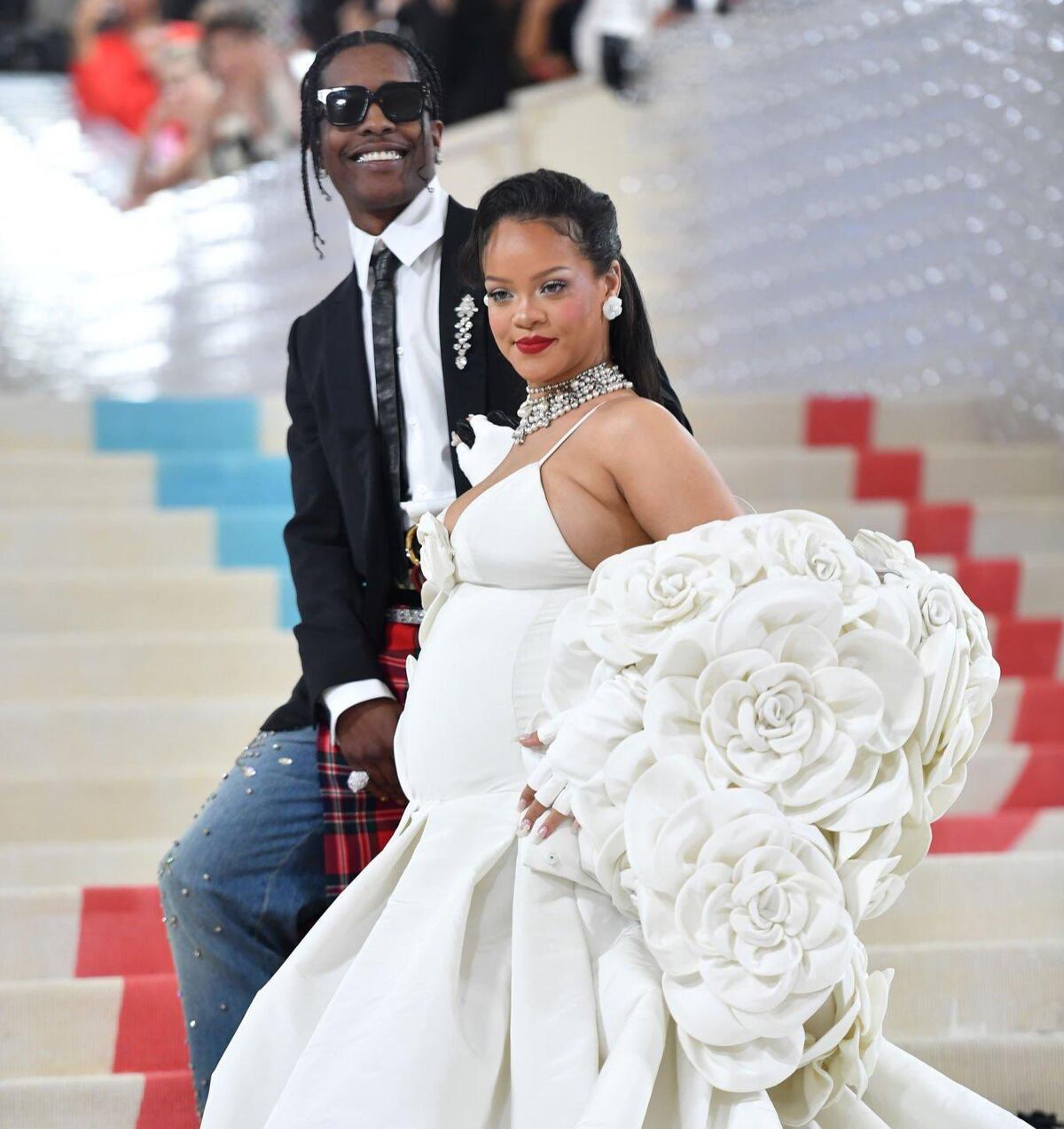 Salma Hayek y su esposo, Robert Pattison y su novia Suki Waterhouse, parejas famosas en Met Gala 2023