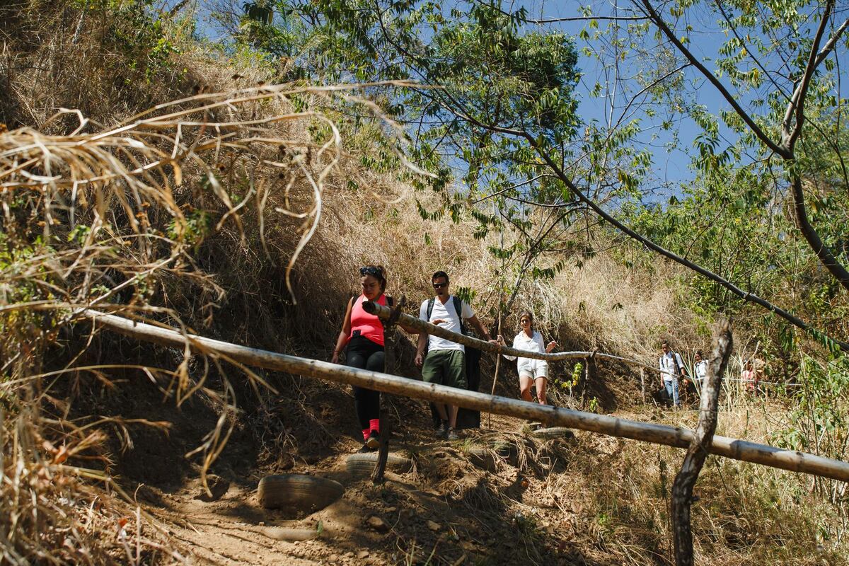 La boda en Panamá bajo la caudalosa cascada Kiki en la comarca Ngäbe-Buglé
