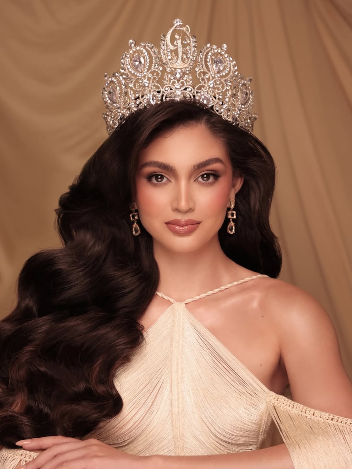 Miss Universo Panamá 2024, Mirna Caballini, posa por primera vez con la corona Justine