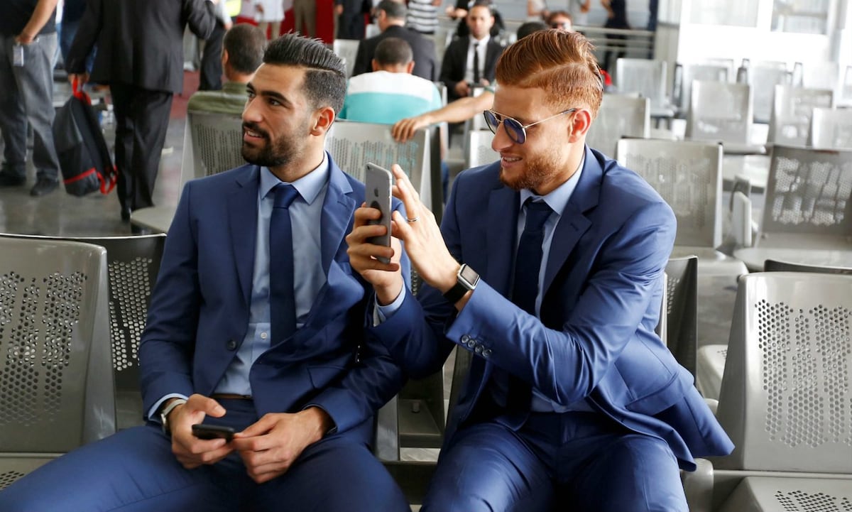 Bolsos de Versace y trajes de lujo en la llegada de los equipos a Rusia