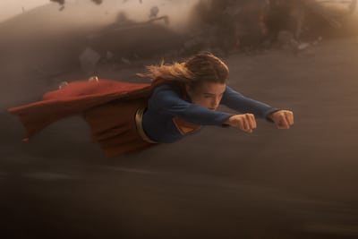 'Supergirl' se aleja del heroísmo clásico y regresa caótica, fiestera y más humana