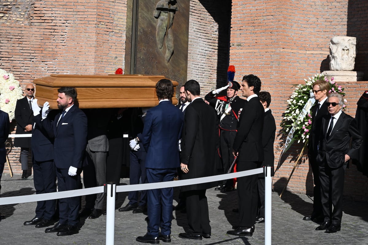 La moda, el cine y sus musas lloran al ‘grandioso Valentino’ en su último adiós en Roma