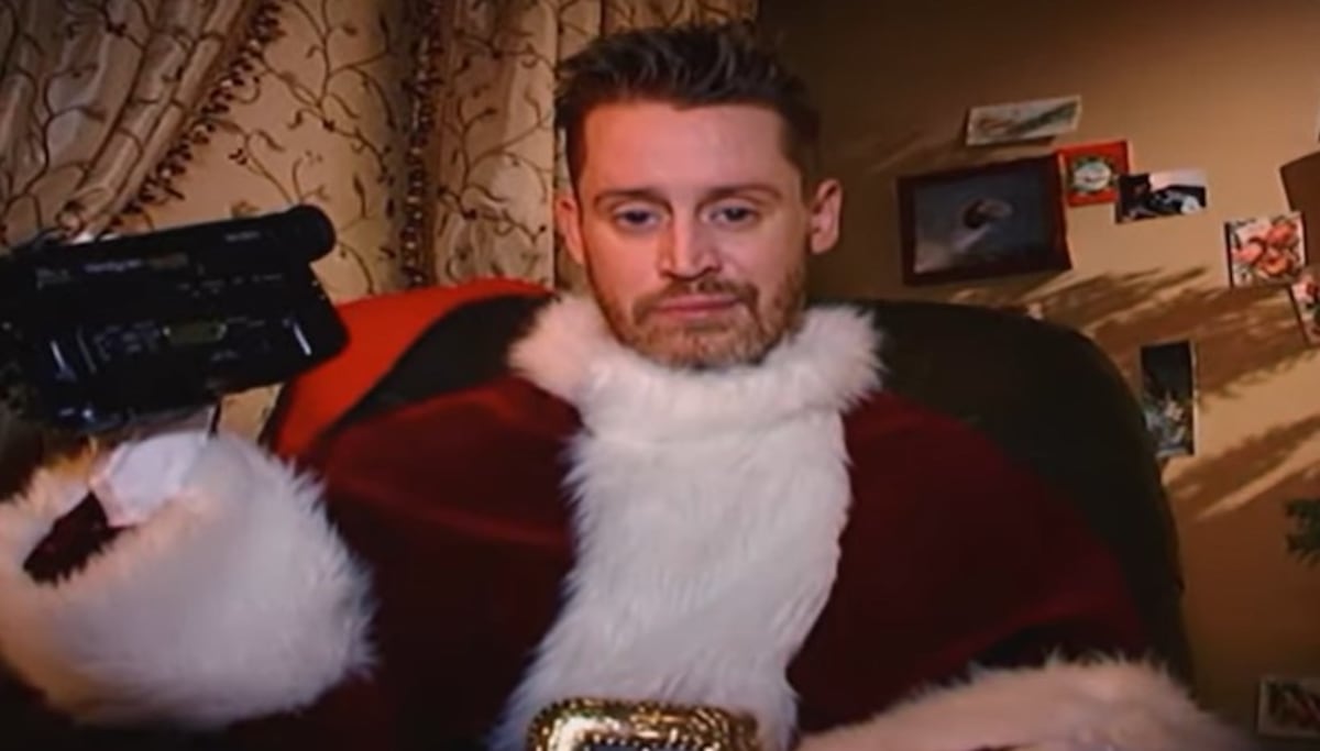 Gateando por una casa llena de personas; Kim Kardashian estrena nuevo video musical